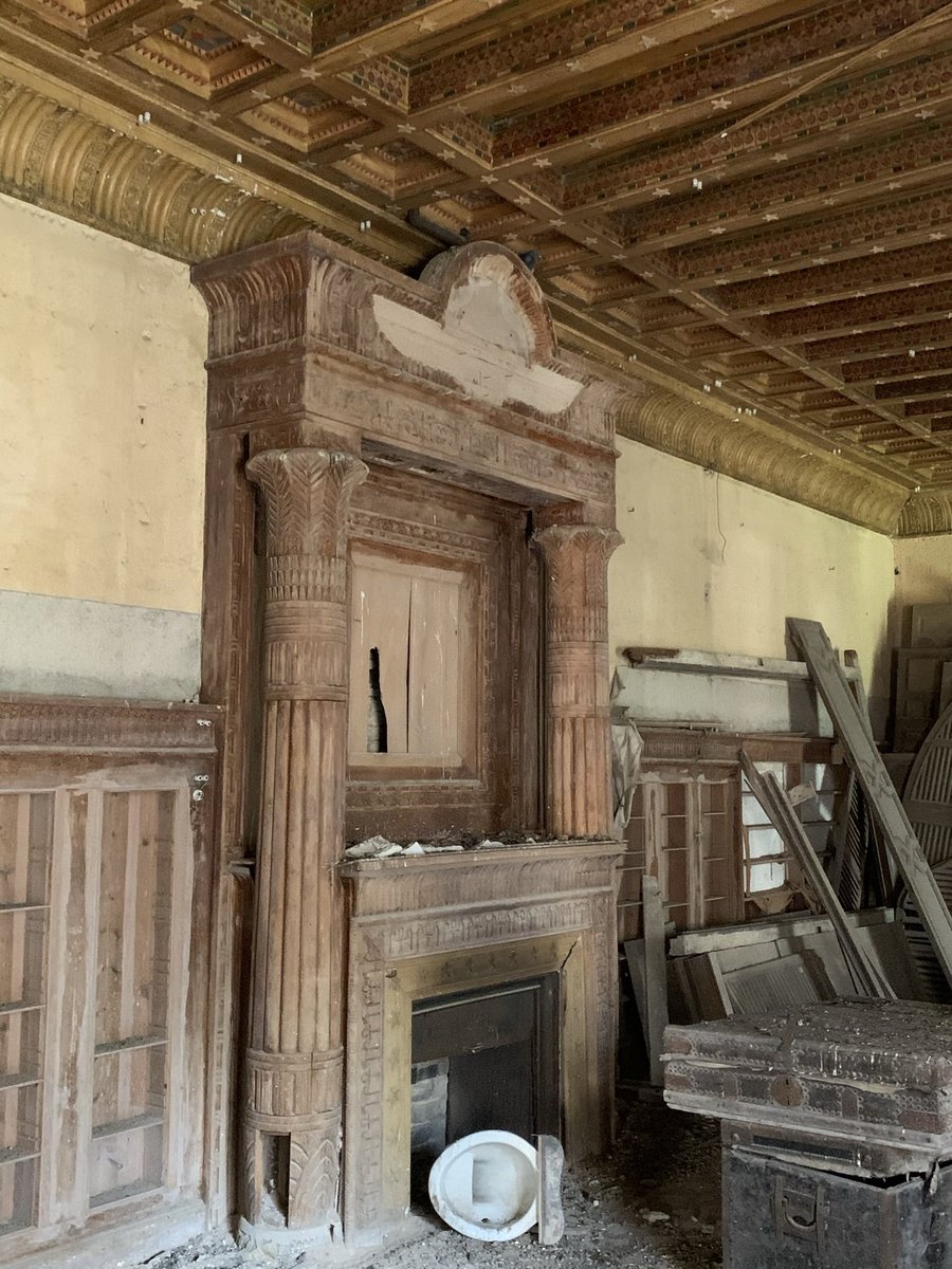 Biblioteca egipcia del Palacio Orleans-Borbón, Sanlúcar. Mismo lugar, 40 años de diferencia entre las dos imágenes cuando se compró en 1979 por el alcalde Medina Lapieza (PCE) y en la actualidad.