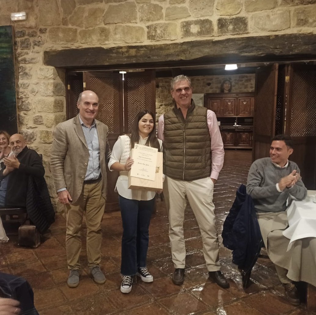 ucolivo's tweet image. Enhorabuena a nuestra compañera Mercedes Rojas por su reciente premio a la Mejor Comunicación Oral en las VI Jornadas Nacionales del Grupo de Olivicultura de la Sociedad Española de Ciencias Hortícolas celebrado en Logroño. Reconocimiento a su excelente trabajo 👏🏻👏🏻👏🏻