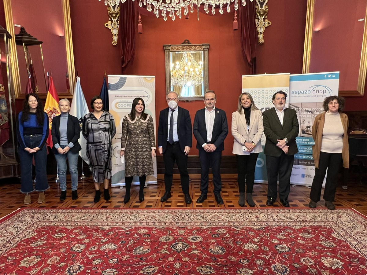 En el Palacio de Raxoi, con la Conselleira de Emprego e Igualdade, María Jesús Lorenzana, y el alcalde de Santiago, <a href="/X_S_Bugallo/">Xose Sanchez Bugallo</a>. <a href="/LuisMi_Jurado/">Luis Miguel Jurado Mancilla</a> y <a href="/AOlveira81/">Ana Olveira</a>, en representación de las #CooperativasDeTrabajo españolas y gallegas. #SomosCooperativas #SomosCamiño