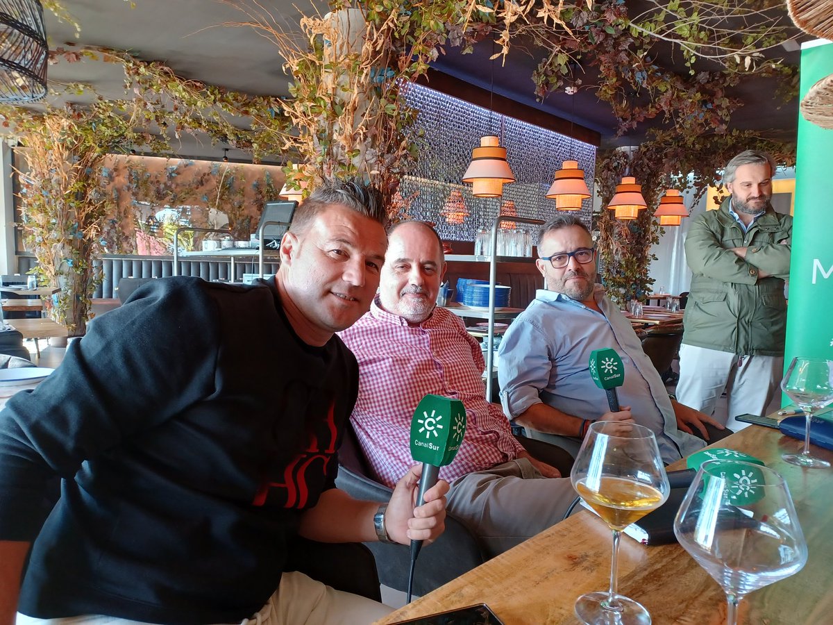 edugilsan's tweet photo. En #Hummo Bormujos en @jugadasevilla con @manolomartinc @JesusMarquezz Oli, Antoñito, Enrique García, Rafa Jiménez #ElGranDerbi @CanalSurRadio https://t.co/lcOGcIyIIq