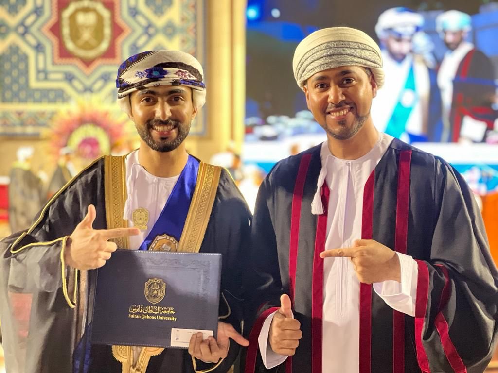 Abdul_AlDroushi's tweet photo. كان يوماً للتاريخ!
الإشراف المتواصل الأول لي على خيرة طلبة وطالبات قسم التربية البدنية وعلوم الرياضية لرحلة امتدت لخمس سنوات وأكثر. ها هم يقطفون الثمار. مُبارك لكم التخرج. يحق لنا أن نفخر ونُفاخر بهذه الكوكبة الرائعة من الخريجين و��لخريجات 🎓
#فرحة_تخرج2022 
#جامعة_السلطان_قابوس https://t.co/LwlvmMyl1o