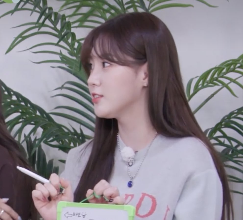 chaehyunfairy's tweet photo. Chaehyun’s board when she’s next to youngeun and hikaru: ⬅️ 2 cuties 💓

Chaehyun’s board when she’s next to dayeon: ⬅️ fool 😛 https://t.co/4Z3jQo79a6