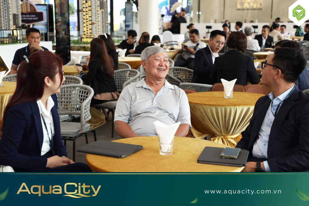 Property_Nova's tweet photo. Nhà đầu tư quan tâm và phấn khích trước những ưu đãi từ chương trình BEST DEAL !

👉 Cùng nhìn lại những hình ảnh trong event cuối tuần qua tại Novaland Gallery nhé !

#bestdeal #novaland #aquacity #novaworldphanthiet #thegrandmanhattan https://t.co/QDUmxRtq57
