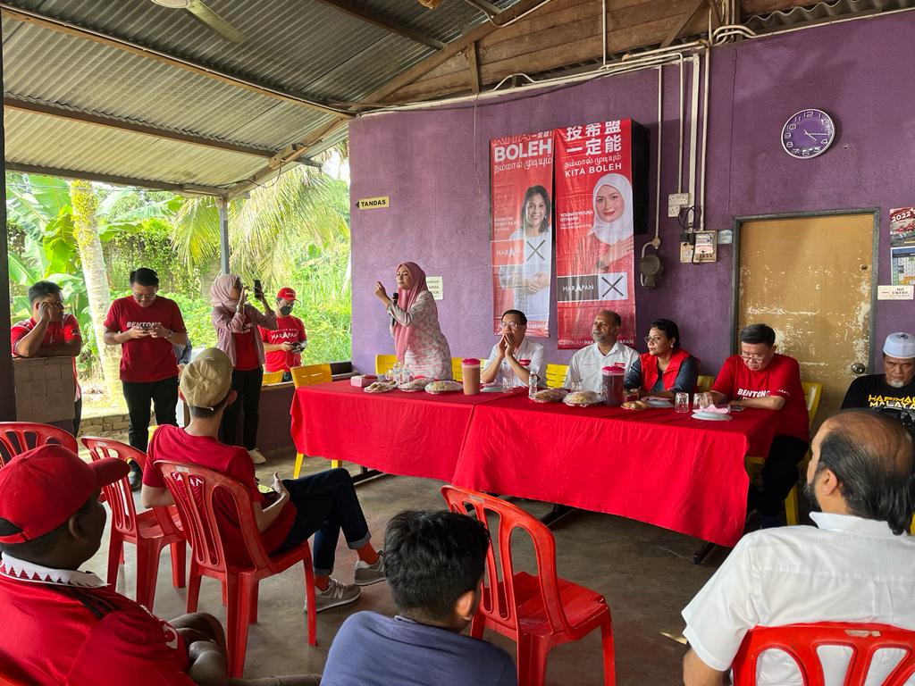 Seharian keh di Pahang

Hari ini, saya dan beberapa lagi pemimpin DAP telah menjelajah di sekitar kawasan Raub dan Bentong bagi menyokong calon DUN dan ahli parlimen PH yang bakal bertanding untuk negeri Pahang.