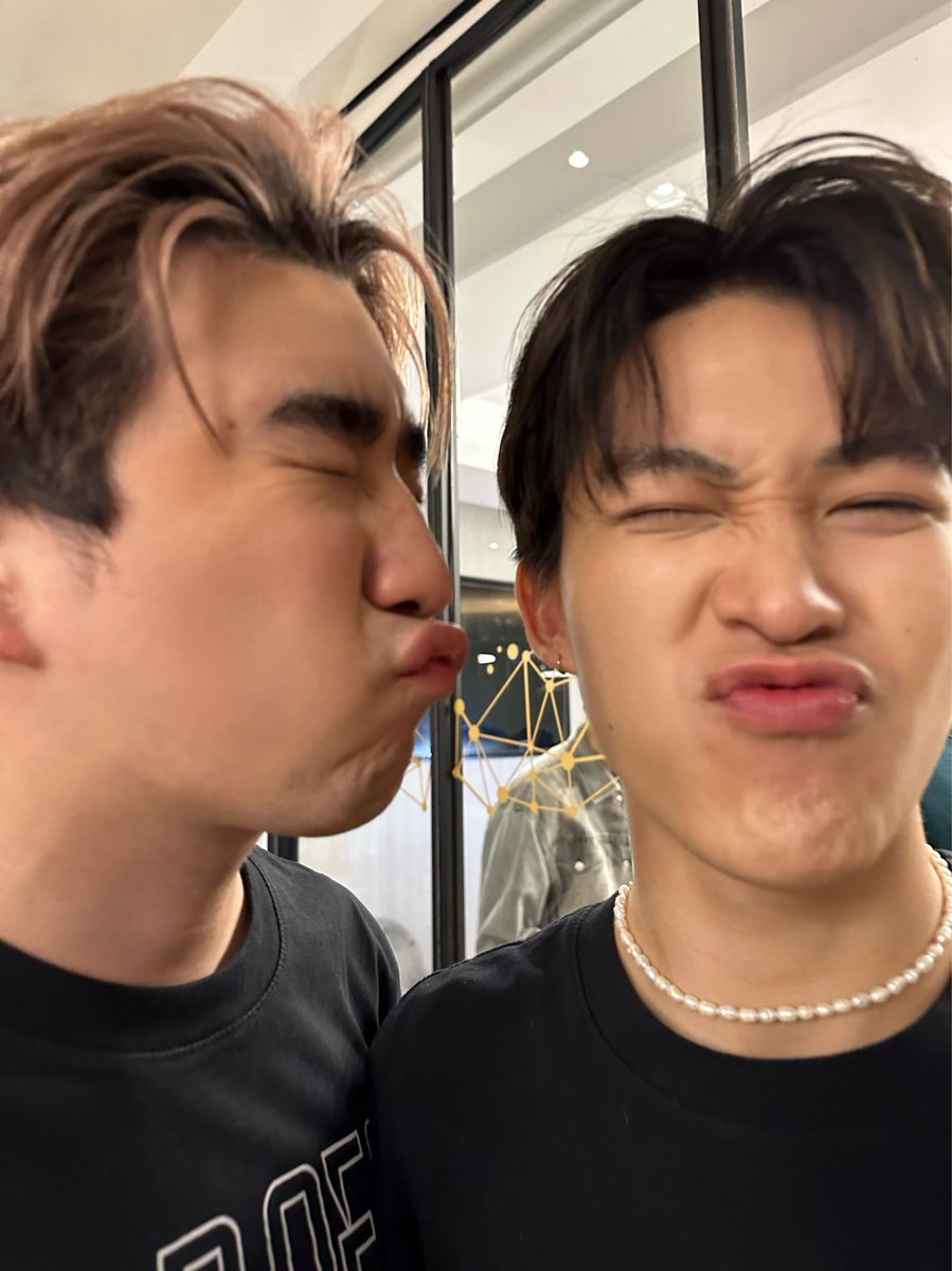 toru_takizawa's tweet photo. รักกันแบบปลาซ้อกเกอร์ครับ จู๊บๆ 💖 #AISPLAYXSFดูตอนจบYIDOL #YIDOL #warofytheseries https://t.co/95LLgNvGZZ