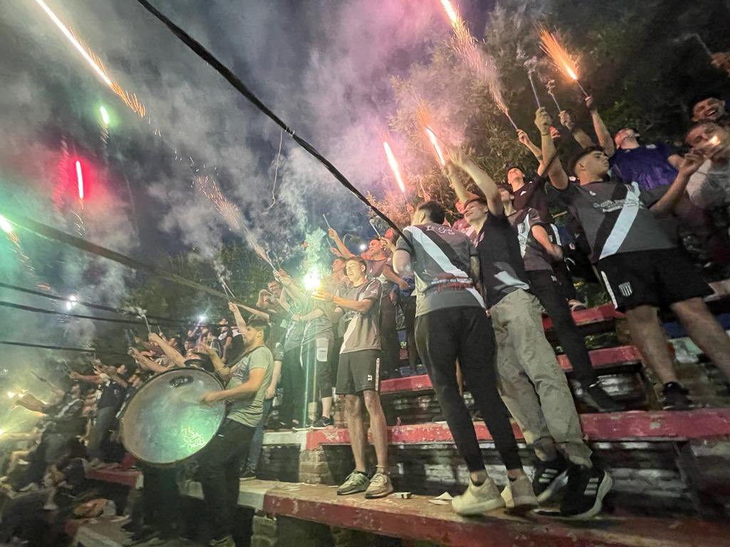 Más allá de la disciplina, el escudo es el mismo y ni hablar la pasión con la que se lo defiende, UN MISMO ESCUDO, NOS MALCRIÓ A TODOS IGUALES ⚫️⚪️⚫️ 
Vamos lomonegro carajo