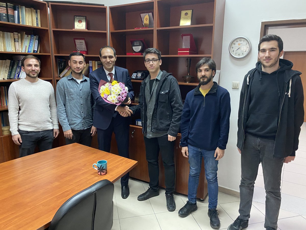 Hukuk Fakültesi Dekan Yardımcısı Kürşat Göktürk hocamızın "Profesör Dr." unvanını alması dolayısıyla kendisine hayırlı olsun ziyaretinde bulunduk. Hocamıza nezaketinden ötürü teşekkür ederiz.