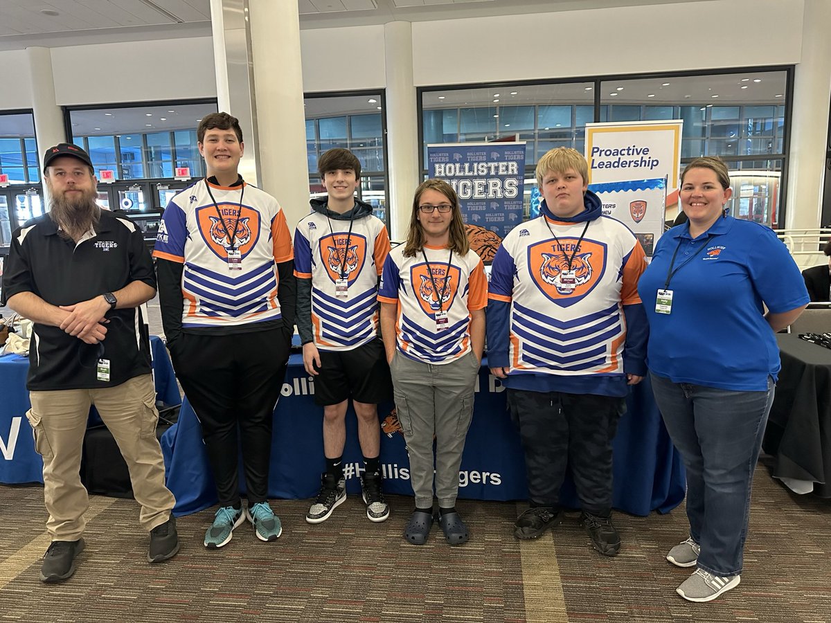 mrstechbrarian's tweet photo. @HSD_Esports, was invited to participate at the Missouri School Board Association @MissouriSBA Student Showcase #MSBA22 Grateful to these groups of students who were willing to give up a Saturday and take a long drive to KC to talk to other districts about Esports. @moseforg https://t.co/9FPYUw2nJ2