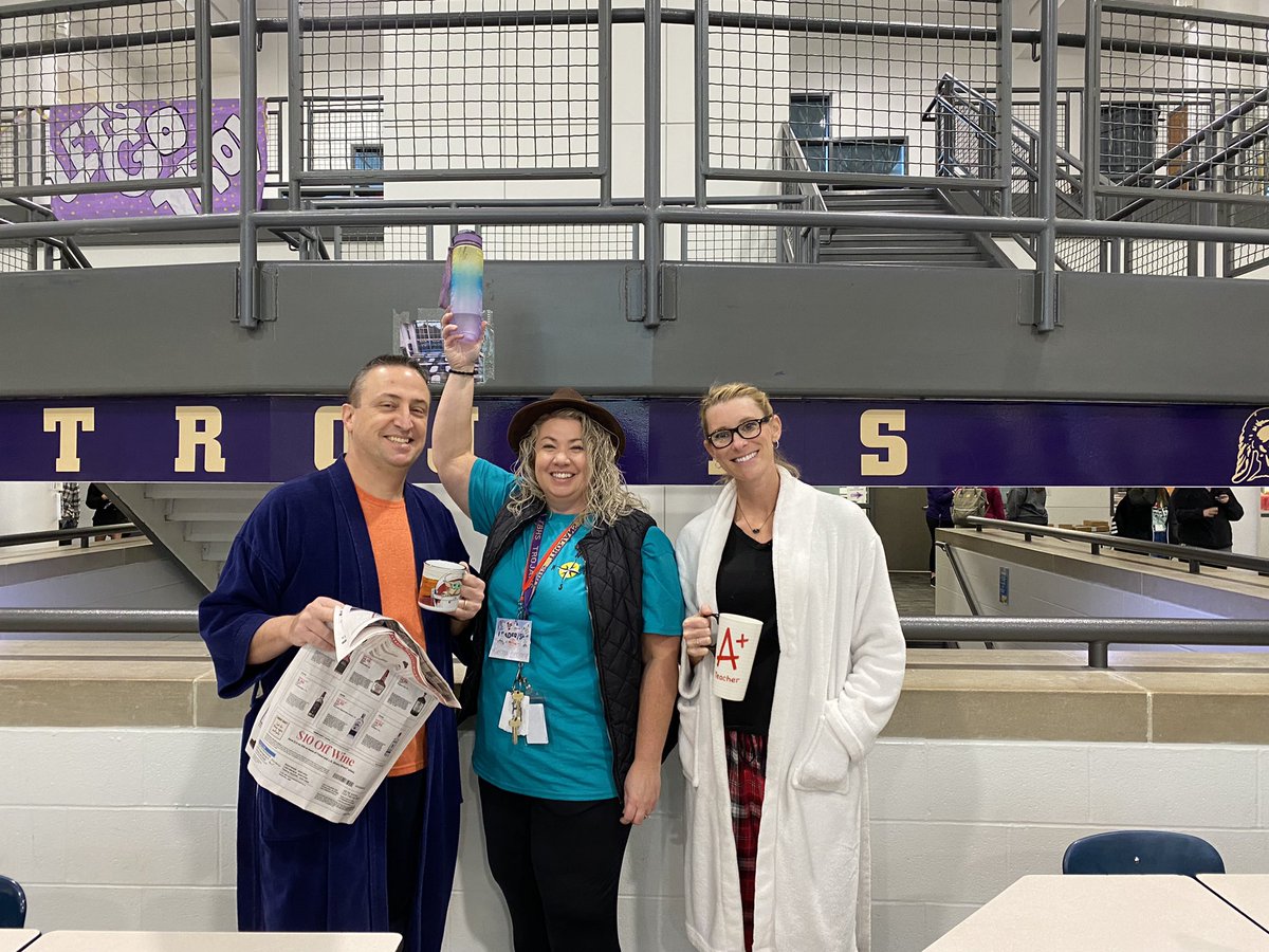 stuco_tbhs's tweet photo. @tbhshosa #TBHS StuCo advisors always take advantage of dress up days. 2 retired teachers ☕️📰and a tour guide! 🗺🧭#futurecareerday #hosaweek https://t.co/MsquPoXHXh