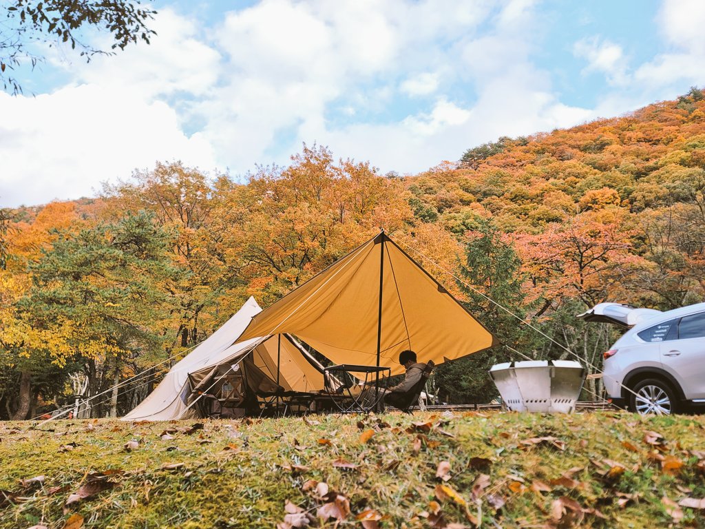 ViaBility_1st's tweet photo. 若い大人が大自然で遊ぶキャンプ

キャンプ場内に山のアクティビティと露天風呂がありサイト数と種類が過去一多い高規格キャンプ場でした！

毎年1年に1回とある友達と集まって今回が第3弾！初めての夏以外でのキャンプ！

川で水切りをしたり焚き火を囲みながら音楽を流しエモかった👍️

ありがとう https://t.co/LxHwcpWIj0