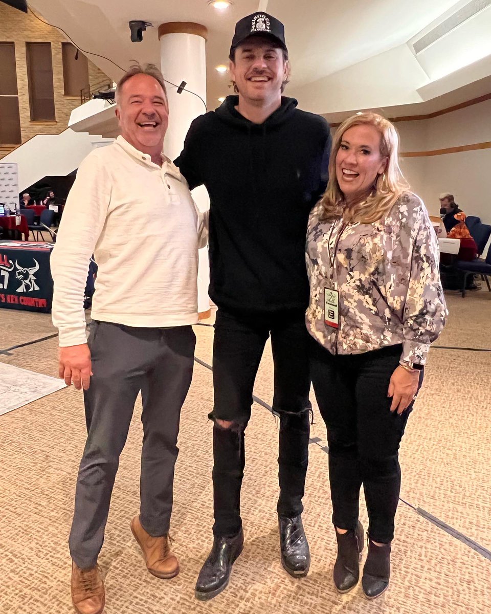 .<a href="/OfficerDon1/">Officer Don</a> and <a href="/DeAnnStephens/">DeAnn Stephens</a> talking to the stars and newcomers as they get ready #CMAAwards. Broadcasting live from Nashville this week thanks to <a href="/fisherhousefdtn/">Fisher House</a> and @sharla_mccoy.

Listen live: WBUL.com/listen

#iHeartCountry