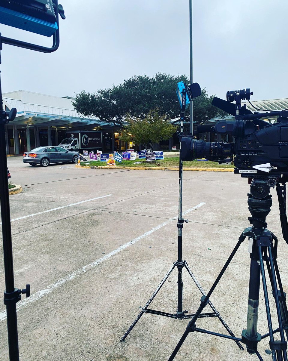 MichelleKHOU's tweet photo. Happy Monday #Houston! 

We’re almost 24hrs away from #electionday so I’m on election coverage… but like rest of the city… I’m STOKED about today’s @astros #worldseriesvictory parade!!! 

@KHOU coverage of parade will now start @ 10am! Go ‘stros!!! 🧡💙⚾️

#worldserieschamps https://t.co/TizZrZlUTQ