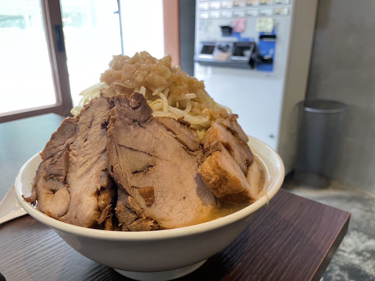melceldes's tweet photo. 今日はどうしても、どうしてもわんぱくがしたくて頼んじゃった

ラーメン山豚3枚野菜マシマシアブラマシ
めちゃくちゃ美味🥰

若干お腹が苦しくてペロリ！って感じじゃなかったのは申し訳ない…
次回は麺量200で美味しくペロリや🔥
#ラーメン山なぜか
#静岡ラーメン https://t.co/qAs3Hxr7jp