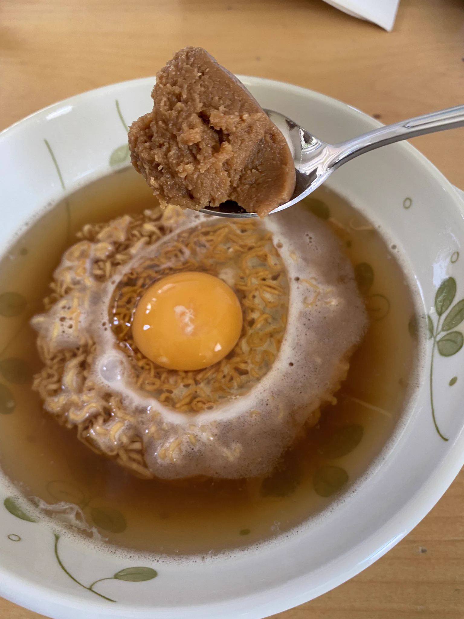 チキンラーメン味マシマシ。大豆発酵食品『#発酵そみファ』を投下！味噌屋さんが塩を使わずに国産大豆、米、米麹で作ったもの。味噌の持つ腸活、坑ストレス、老化防止、生活習慣病などの軽減に効果ありとの事。また、味を深める働きでチキンラーメンが更に美味い！#無塩味噌 #高血圧 #減塩味噌  