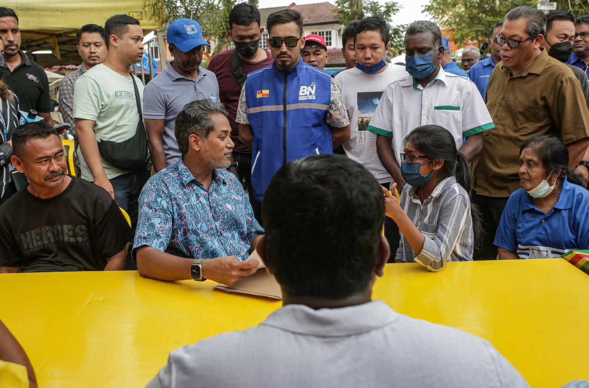 Khairykj's tweet photo. Meluangkan masa dgn penduduk Tmn Subang Perdana. Selain isu infra, mereka juga mengadu tentang nasib anak muda terutama berkaitan peluang pekerjaan di sini. Amat penting utk saya dengar keluhan mereka. Insya’Allah kita akan selesaikan bersama nanti. 

#KitaJagaSungaiBuloh
#KJ4SB https://t.co/7asND8aJnU