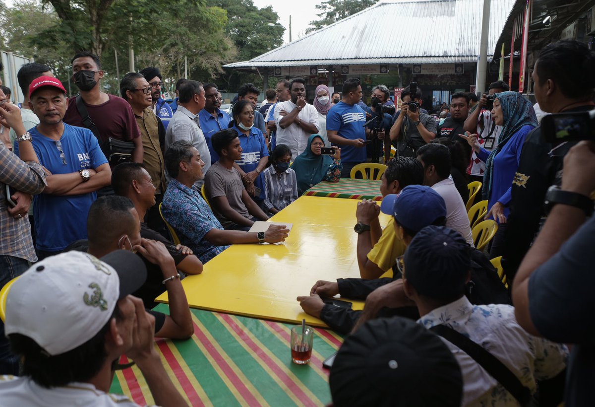 Khairykj's tweet photo. Meluangkan masa dgn penduduk Tmn Subang Perdana. Selain isu infra, mereka juga mengadu tentang nasib anak muda terutama berkaitan peluang pekerjaan di sini. Amat penting utk saya dengar keluhan mereka. Insya’Allah kita akan selesaikan bersama nanti. 

#KitaJagaSungaiBuloh
#KJ4SB https://t.co/7asND8aJnU