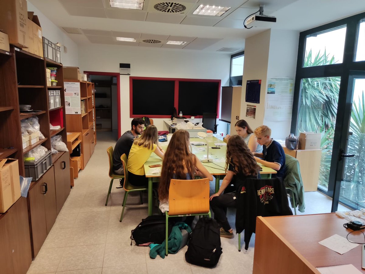 prehistoriaCS's tweet photo. Al Laboratori de Prehistòria de @UJIuniversitat també realitzem formació d'estudiants que volen ampliar els seus coneixements sobre Prehistòria i formar part del nostre grup de recerca. Una tasca molt important per a formar vocacions investigadores. #LArcHer #HistòriaUJI #PreEINA https://t.co/dMnFHyEtLT
