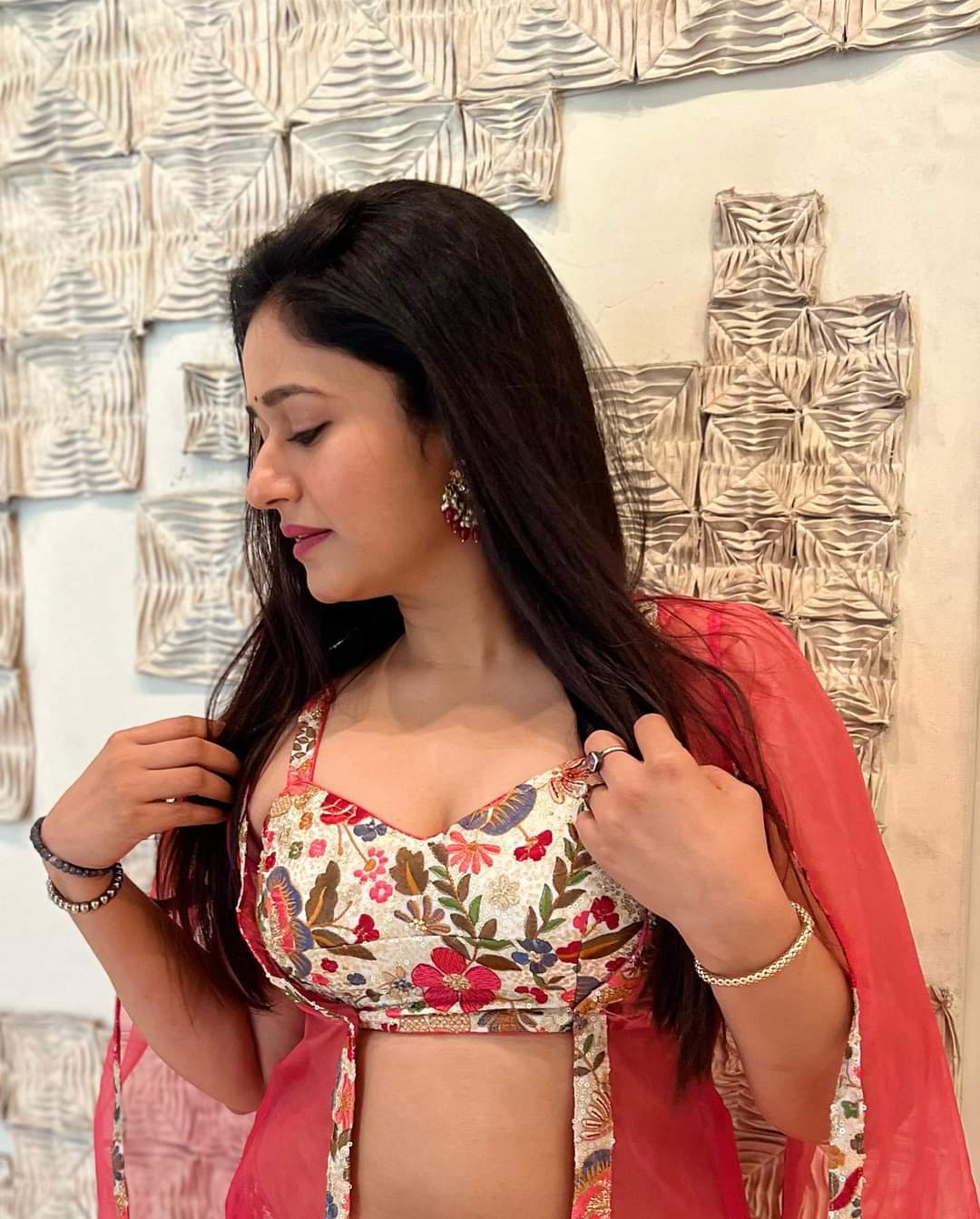 Indian Actress Poonam Bajwa Live Chat | iiQ8 Entertainment News