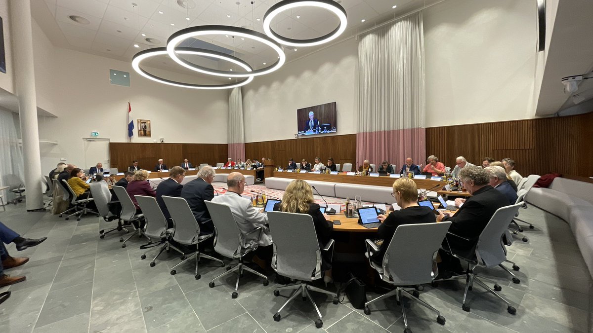 MargrietBenak's tweet photo. @RaadAssen is ‘los’ met begrotingsbehandeling in stadhuis; we luisteren aandachtig mee met al die spannende teksten; of niet @EsmeeSollner en @floorvisser ☺️; het ‘voordragen uit eigen werk’ door de 10 raadsfracties is begonnen.. https://t.co/a2BTxOXq0x