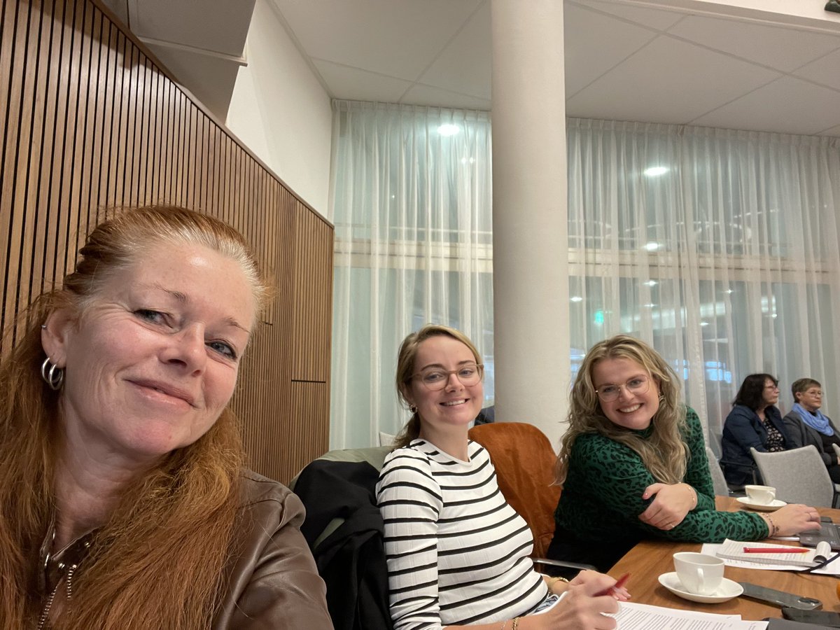 <a href="/RaadAssen/">Gemeenteraad Assen</a> is ‘los’ met begrotingsbehandeling in stadhuis; we luisteren aandachtig mee met al die spannende teksten; of niet <a href="/EsmeeSollner/">Esmee Sollner</a> en <a href="/floorvisser/">Floor Visser</a> ☺️; het ‘voordragen uit eigen werk’ door de 10 raadsfracties is begonnen..