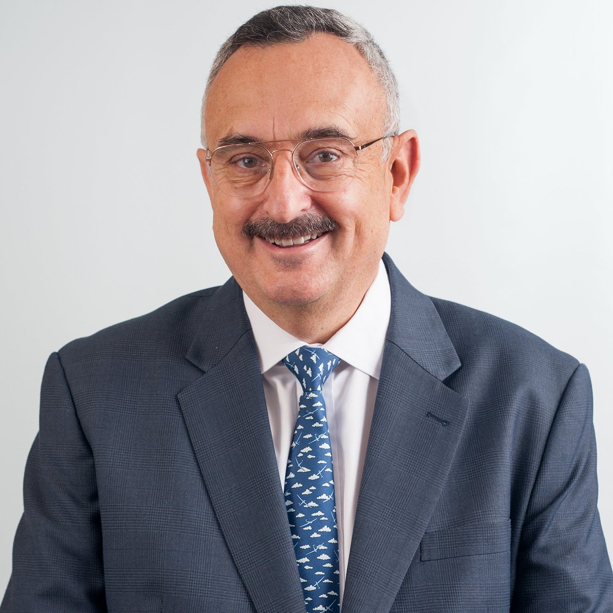 MGHSurgery's tweet image. Congratulations to Dr. Carlos Fernandez-del Castillo for receiving the Vay Liang and Frisca Go Award for Lifetime Achievement at #APA2022! A leader in pancreatic surgery, Dr. Fernandez-del Castillo is a past president of @APApancreas and longtime contributor to its efforts.