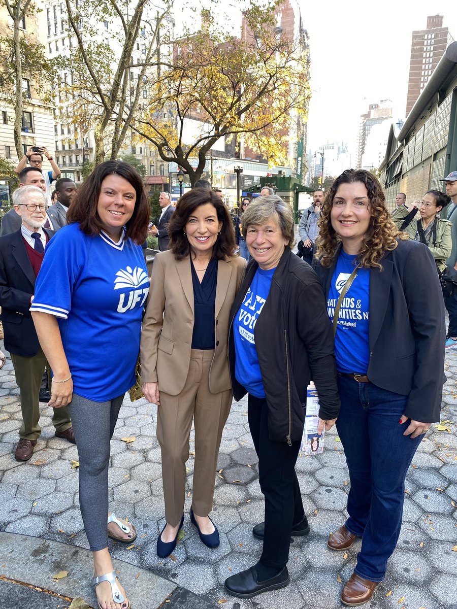 AFTunion's tweet image. The @UFT &amp;amp; @nysut love @KathyHochul because Governor Hochul fights for #WhatKidsNeed! #AFTvotes @WhitePlains_TA @rweingarten @kmclyons