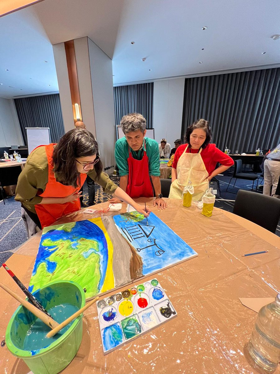 MominaSl's tweet image. Very meaningful meeting fellow comms colleagues at the #UNDP Bangkok Regional Workshop, exploring crisis comms, portfolio thinking, partnerships &amp;amp; how best to tell human stories for #DevelopmentComms. Thanks @cedscribe, the @UNDPasiapac team &amp;amp; @ammaradurrani for the opportunity!