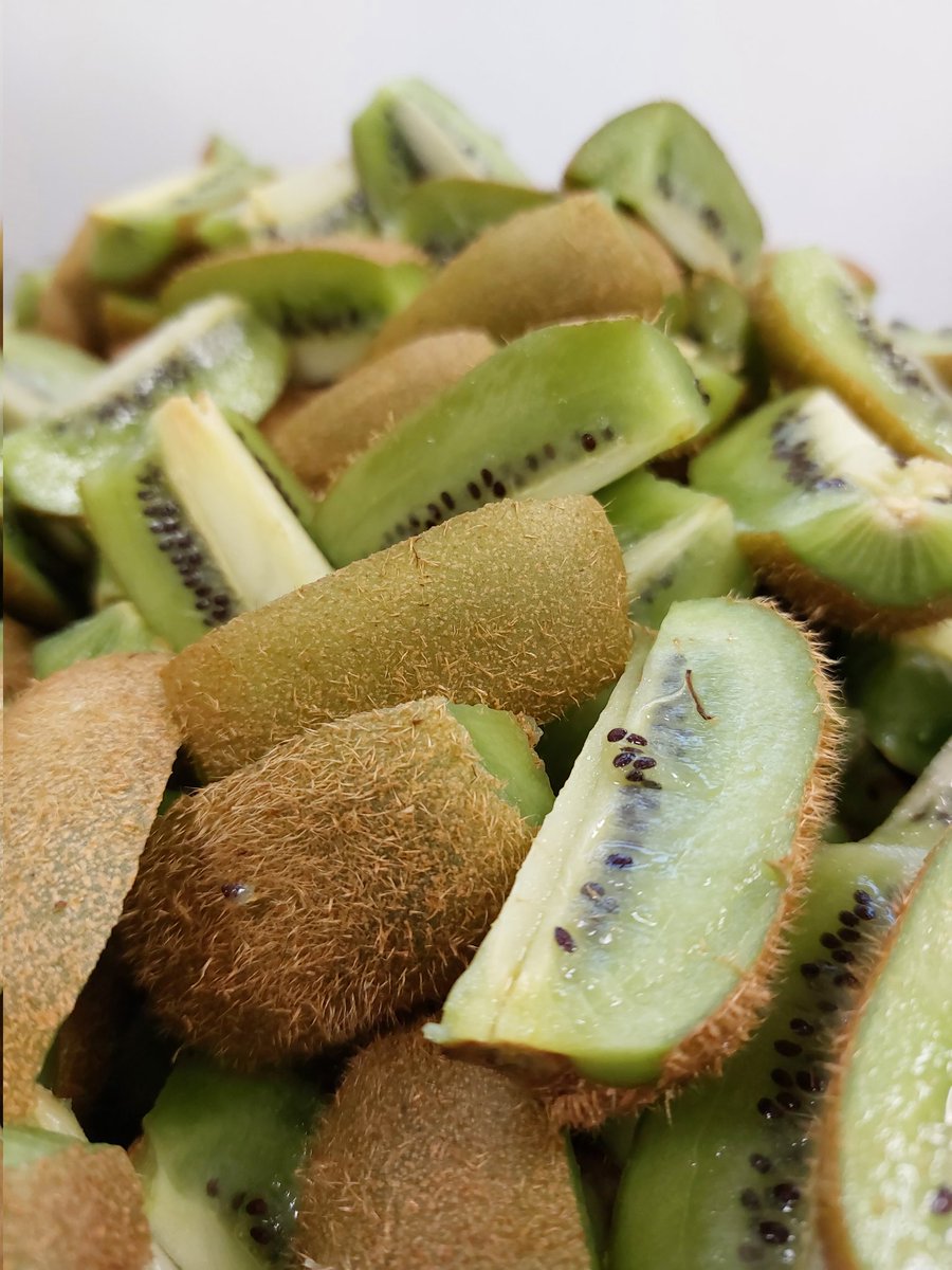 All students at <a href="/EldonPrimary1/">@EldonPrimary</a> were offered to have a kiwi, a fun fuzzy fruit packed with loads of vitamins and nutrients, boosting your immune system to fight bacteria. 🥝 

Part of eating lunch is learning about what we put in our bodies <a href="/NSMW/">National School Meals Week</a>