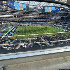 metacaid's tweet image. 20 MetaCard Holders joined us at the Happy Dad Suite at SoFi Stadium for Chargers vs Seahawks!
