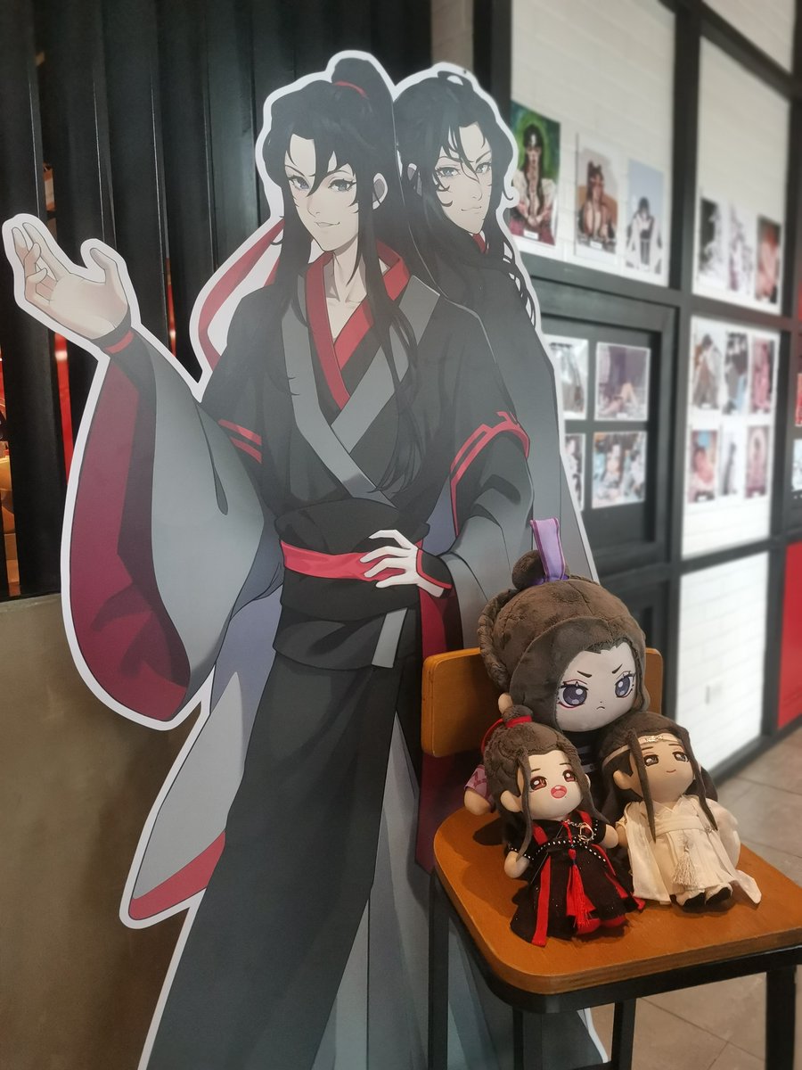 kantodanmei's tweet photo. The counter was decorated by many paper Wuxians!
Of course a life-size standee needs to be present too plus we can't miss Xiao Zhan's pretty face since he's Wei Wuxian too. His photo has to be there~
#WWXGleamingNight https://t.co/4LRYDqjTcV