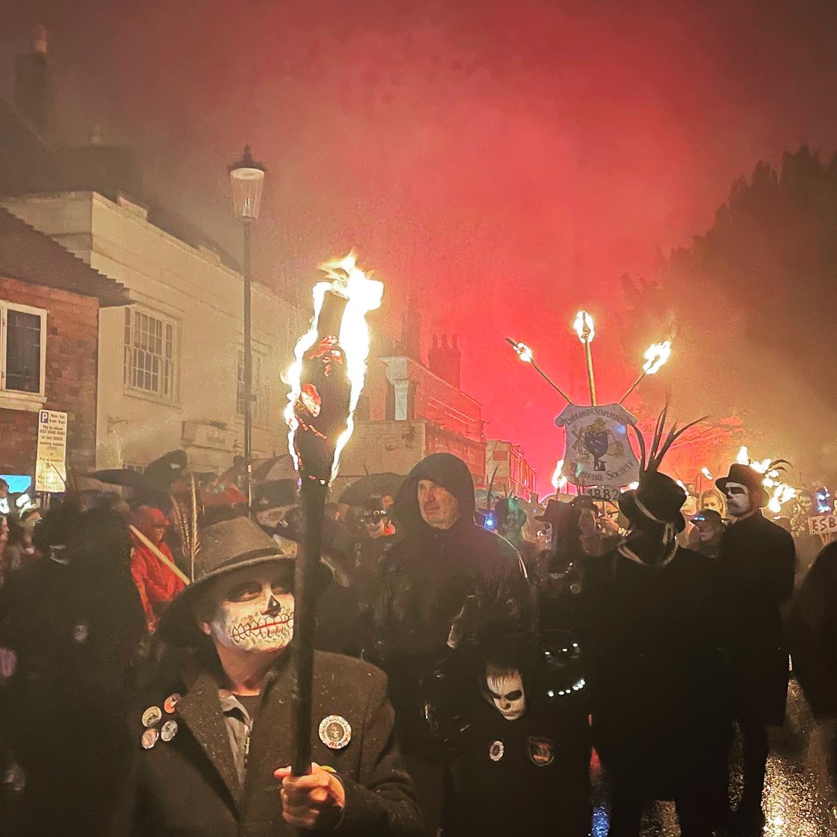 msromany's tweet photo. What a magical #bonfireweekend in Battle! This town is my shade of bonkers ππ§¨We got to see the Oldest Guy & took a tour of #battleabbeyβa very historical bonfire celebration. Thank you #BattelBonfireBoyes for an excellent party! Weβre coming back (& maybe never leavingβ¦)β€οΈπ₯β€οΈ https://t.co/sNKyP0qnEa