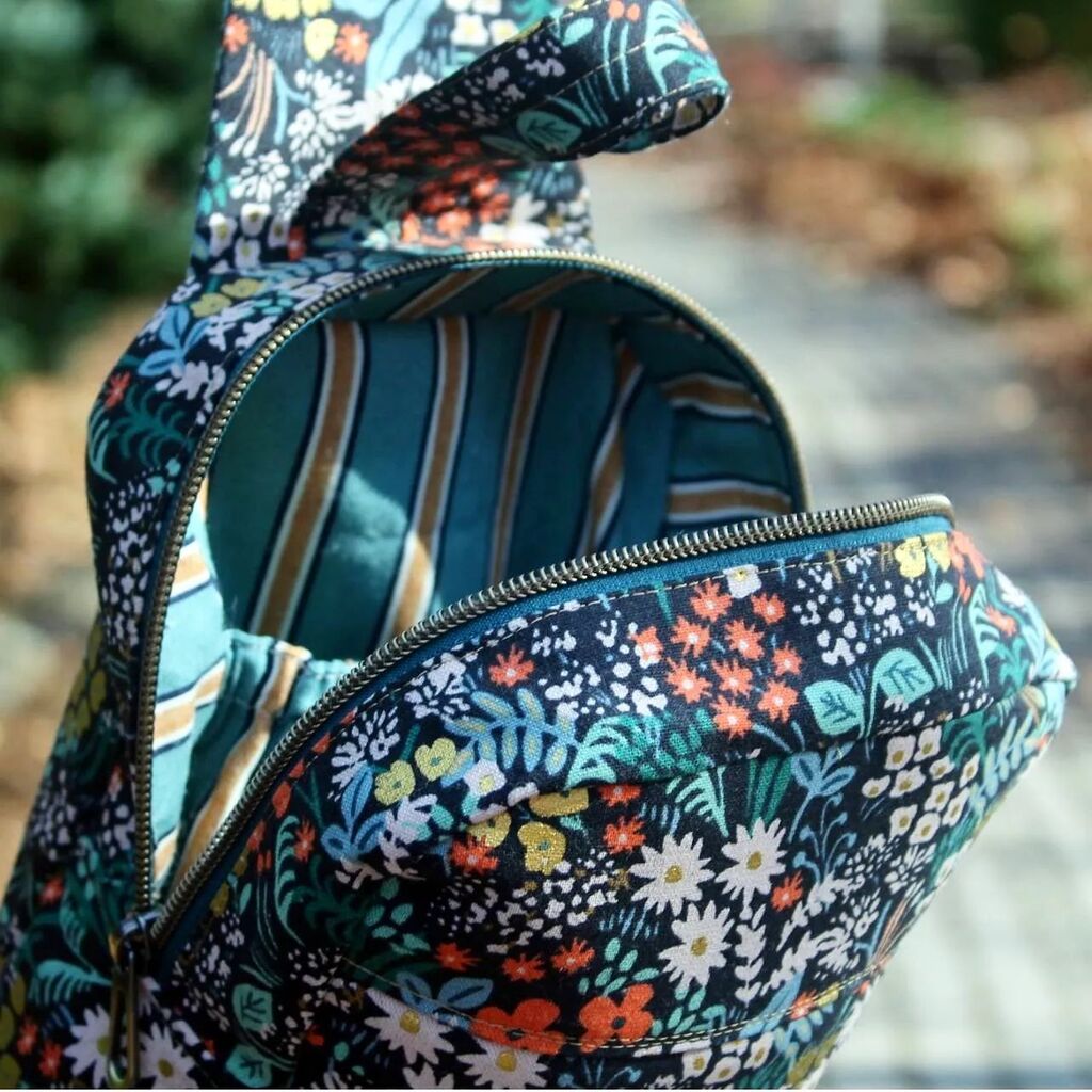BeckerHandmade's tweet image. I've made a small collection of sling bags that are now available! These bags are perfect day bags or to carry your personal items while traveling. 

The exterior of this bag is Rifle Paper Co unbleached canvas and the interior is quilting cotton. It has… instagr.am/p/CkqRER9AdFT/