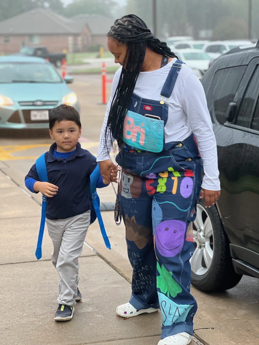 KinkeadeECS's tweet photo. Shout out to @MacArthurStuCo for helping us open car doors and greet our students on this foggy morning! @IrvingISD #ThePowerofUs https://t.co/msnYqNLsWb
