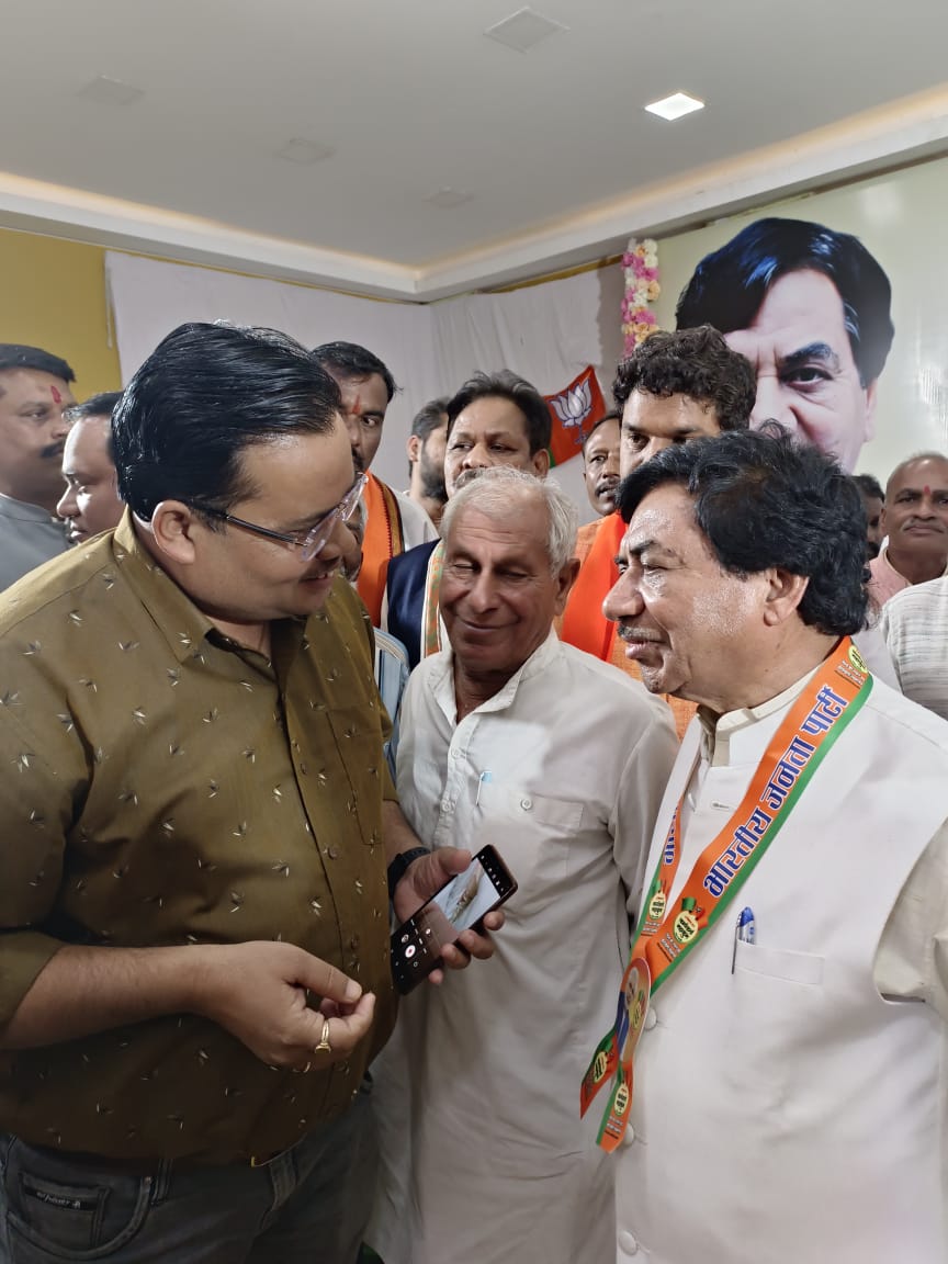 मेरा बचपन उज्जैन में बीता है और आज जब उज्जैन के वरिष्ठ नेता सत्यनारायण जी जटिया से देवास में मुलाकात हुई तो उनसे बात किए बिना रह न सका... पुरानी यादें ताजा की <a href="/BJP_DrJatiya/">Dr. Satyanarayan Jatiya</a>
