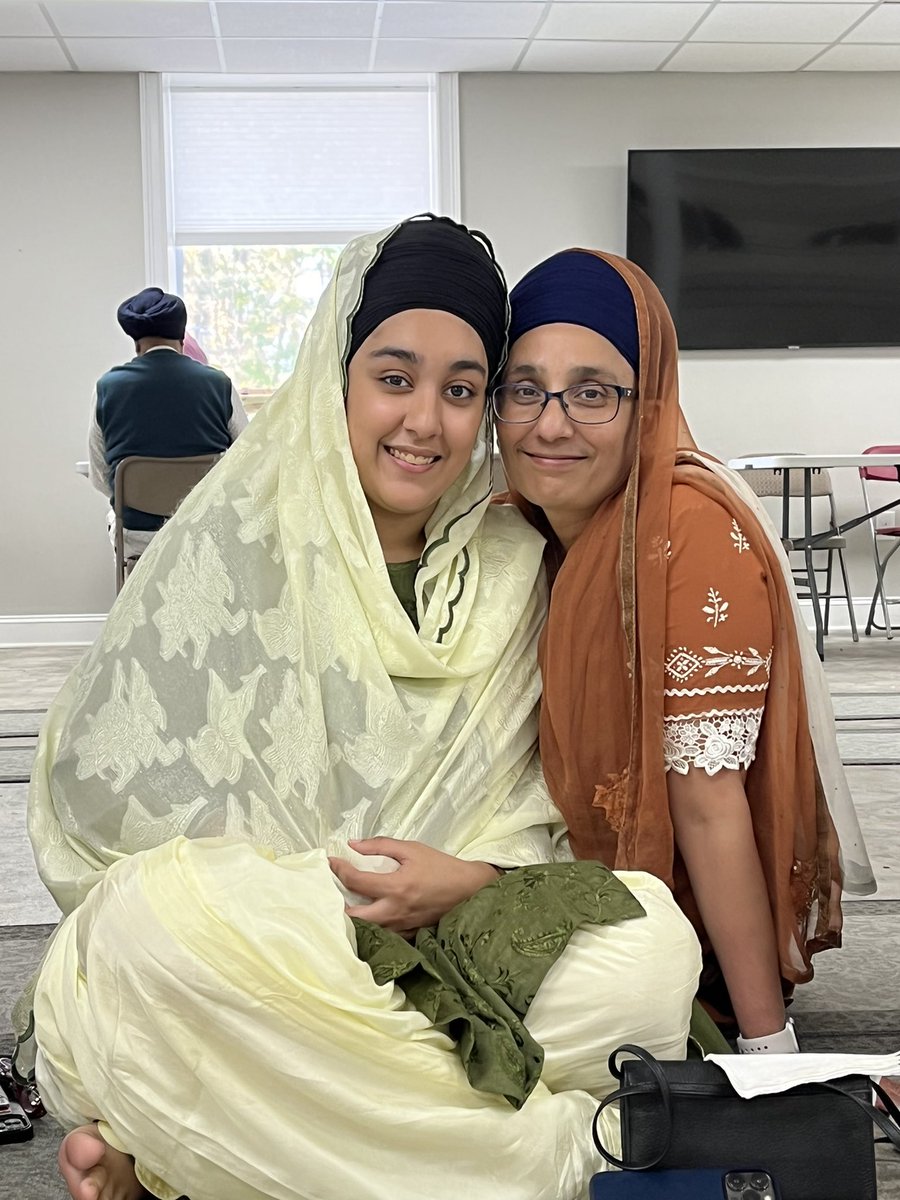 ElonMFS's tweet photo. Opportunities to learn and connect continued downstairs, where we enjoyed the opportunity to partake in langar, the communal meal that is one hallmark of the Sikh ethic of service. #Elon #MultifaithScholars #engagedlearning @elon_cas https://t.co/SVyecb5bUC