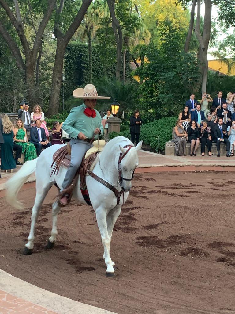 No pudo haber mejor escenario, lleno de mexicaneidad, buen gusto, tradiciones y pasión x servicio que #MundoCuervo #HotelSolardelasAnimas #HaciendaCentenario <a href="/JoseCuervo/">Jose Cuervo</a> p/fin de semana inolvidable/trascendental de mi familia. La mano cariñosa de <a href="/AraceliRamosRP/">Araceli Ramos</a> siempre presente