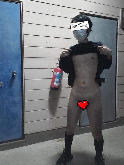 ちょっと遠くのアパート前で 誰か出てきたら終わるのに、やめられないの終わってる&hellip; #露出　#変態　#露出狂 https://t.co/dUKeU40UeT<a href="/tag/%E9%9C%B2%E5%87%BA"class="tags">#露出</a><a href="/tag/%E5%A4%89%E6%85%8B"class="tags">#変態</a><a href="/tag/%E9%9C%B2%E5%87%BA%E7%8B%82"class="tags">#露出狂</a>