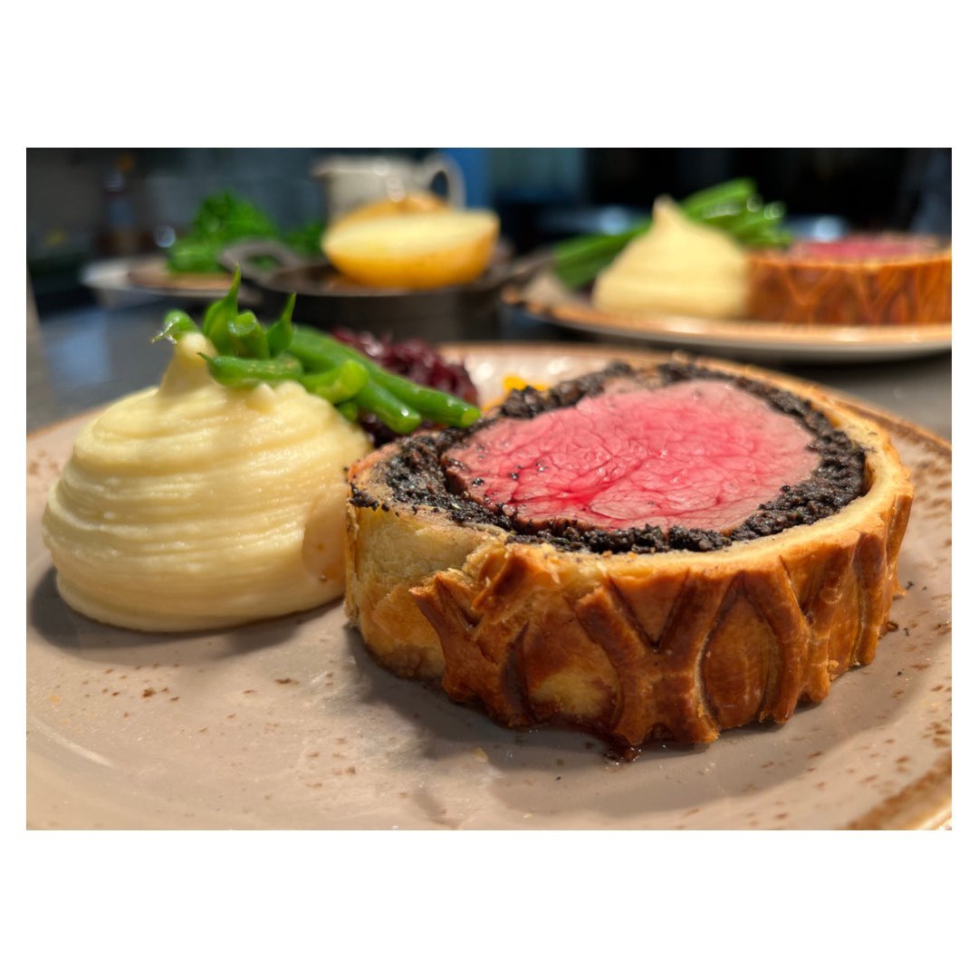 #BEEFWELLINGTON!  🤩 
Our Wellingtons; #Beef, #Salmon or #Vegetable are available on Wednesday Evenings - PREORDER only - please let us know by 6pm on the preceding Tuesday
01732 810407
#datenight  #eatingout #dineout #kentfoodies #papermakersarms #countrypub #plaxtol #sevenoaks