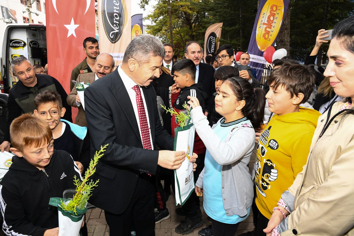 Dünyada 34 ülkede, Türkiye’de ilk olarak Banaz ilçemizde; BM Kalkınma Programı ile Kültür ve Turizm Bakanlığı tarafından finanse edilen Agro (Tarım) Kütüphanesinin açılışı, Vali Dr. Turan Ergün ile BM Daimi Temsilcisi Sayın Louisa Vinton’un katılımıyla gerçekleştirildi.