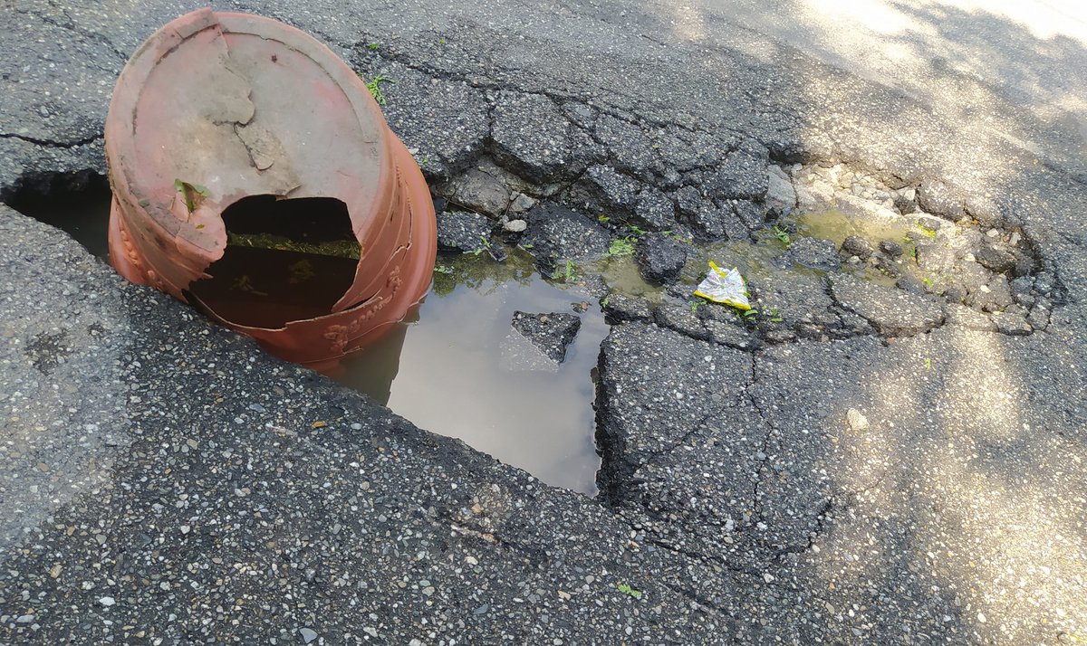 nchacin's tweet photo. @HidroCapital2 Los vecinos de #LaBonita #Baruta tenemos semanas reportando este bote de agua ¿o tenemos que esper que la calle se hunda completamente? El asfaltado que hizo @AlcaldiaBaruta una semana antes del bote, se perdió y en la parte alta no estamos recibiendo #agua. https://t.co/bkrF4ARRmh
