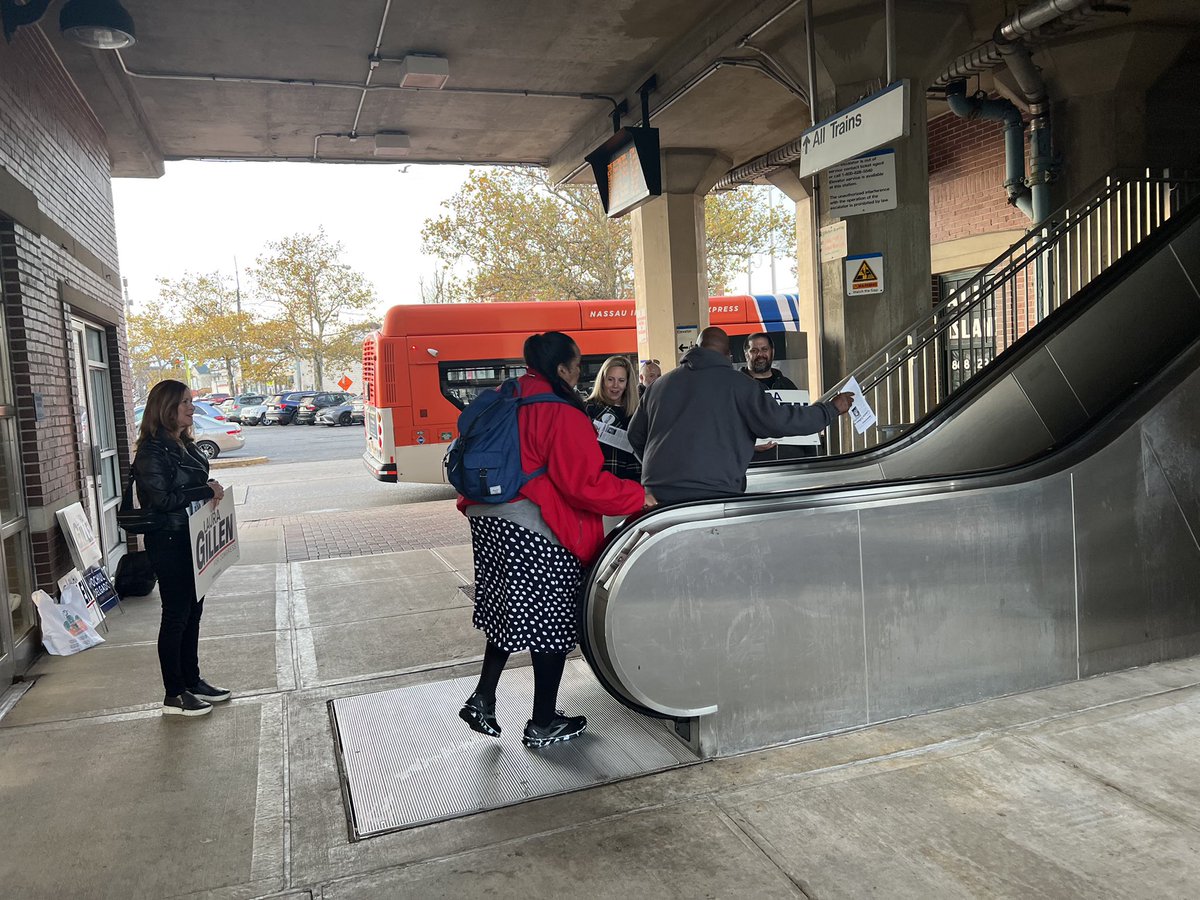 Started off the morning in Freeport. Voters are excited because they know #DemocracyIsOnTheBallot. #NY04