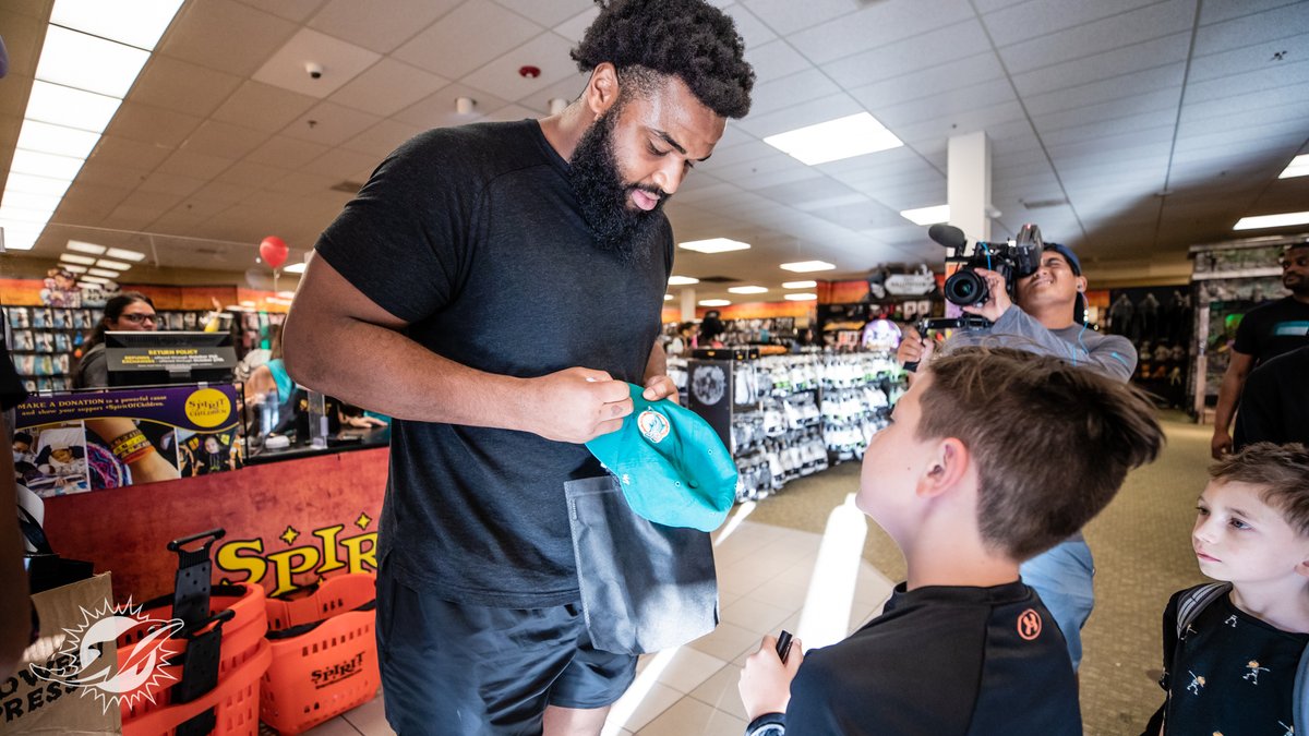 Halloween is almost here! 🎃 Yesterday, @cwilkins42 and @TackleCancer hosted a Halloween shopping event for 35 kids selected by @breaking_cycle and @SylvesterCancer