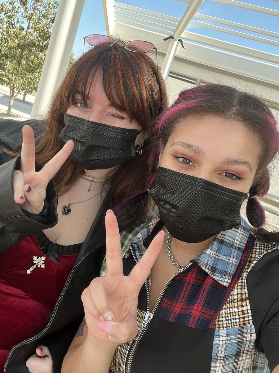 bunnnychae's tweet photo. we’re at youtube theater giving away itzy freebies and free albums! come find us across from the vip entrance ♡ #ITZY_WORLD_TOUR #itzyla https://t.co/EcxfB77GsH
