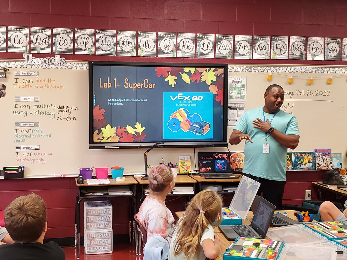 AmyHurstCCSTech's tweet photo. Continuing to work on Computational Thinking 🤔 Skills via Vex Go. This is Alexandria Elementary, 3rd Grade, Ms. Nemeth's Class. #VEX #ccsfocusedonsuccess https://t.co/u2C4IpACTf
