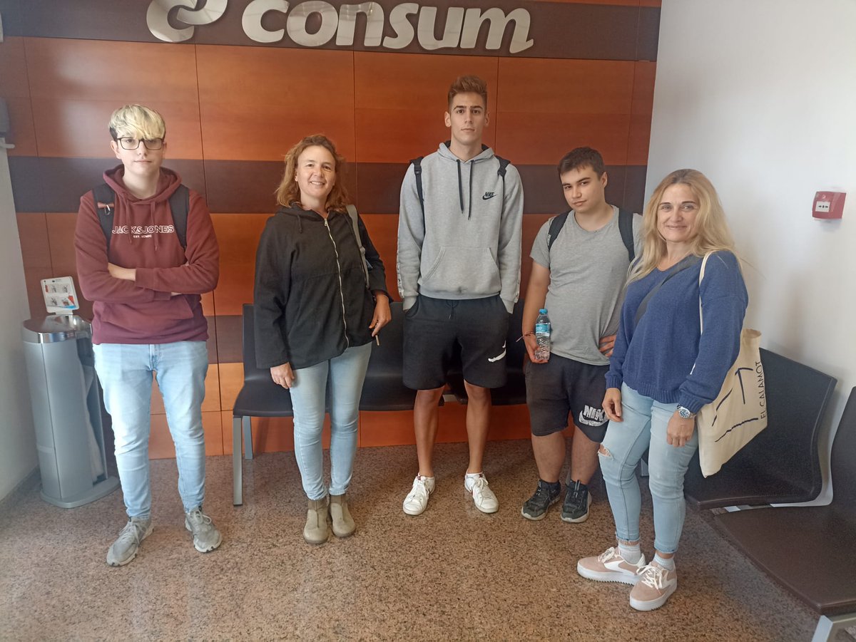 inselcalamot's tweet photo. Aquesta setmana hem fet visita una a la plataforma logística de l'empresa CONSUM a El Prat amb l'alumnat d'activitats comercials perfil logístic.
@supermercadosconsum #SomCalamot #FPCalamot #ALOCalamot #logística #comerç #magatzem #femsortides #mòdulsíntesi https://t.co/6EEV8vbPbJ
