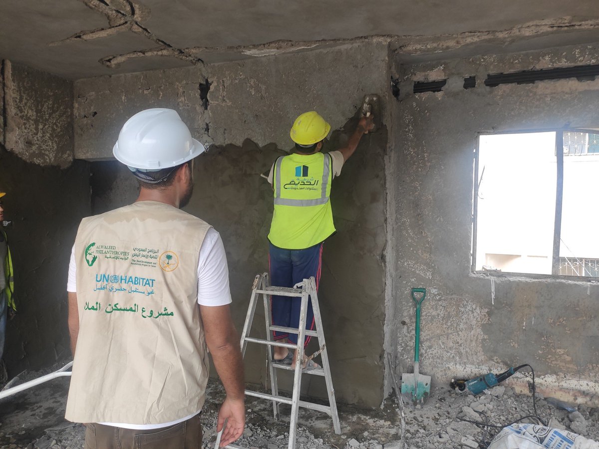 Erfan_A_Ali's tweet photo. Thankful for the support &amp; partnership with @alwaleed_philan &amp; @SaudiDRPY in providing adequate housing to the people of #Yemen. Together, we can improve the lives of Yemeni people and restore their right to housing. #TogetherForYemen https://t.co/pGcFs8Ts4f