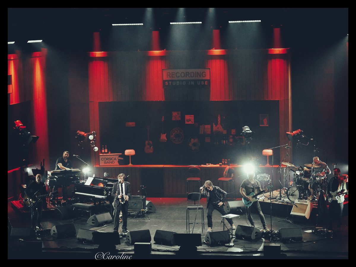 ThomasDutronc's tweet photo. J-8 ⏳
Rendez-vous la semaine prochaine pour la reprise de la tournée à #Montpellier et #Nice !! Ils seront tous là ! 🎸🎙️🎹🥁🎤
de gauche à droite :
#RockyGresset @EricLegnini @FREDCHAPELLIER @maximezampieri @JulienHern 
#dutroncetdutronc #tournee https://t.co/TAJtCUibGU