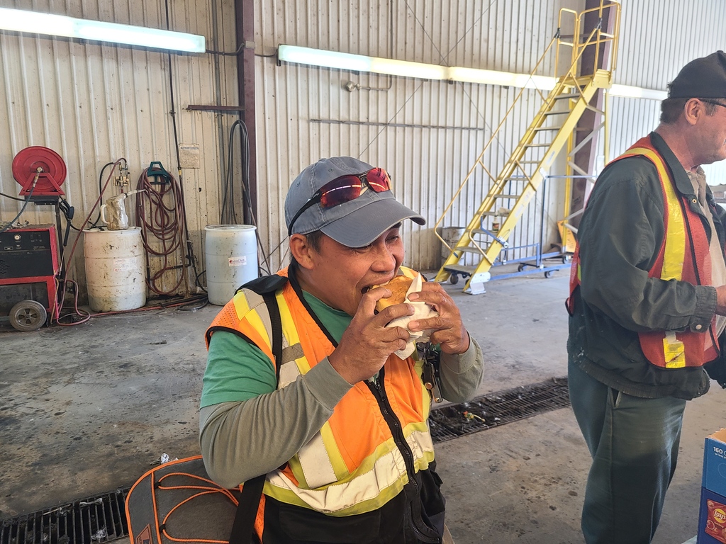 CollectiveWS's tweet image. Work hard, play hard! Here is the #YEG team enjoying once last barbeque. Those burgers look delicious!

#yegbusiness #edmonton #yeggers #exploreedmonton