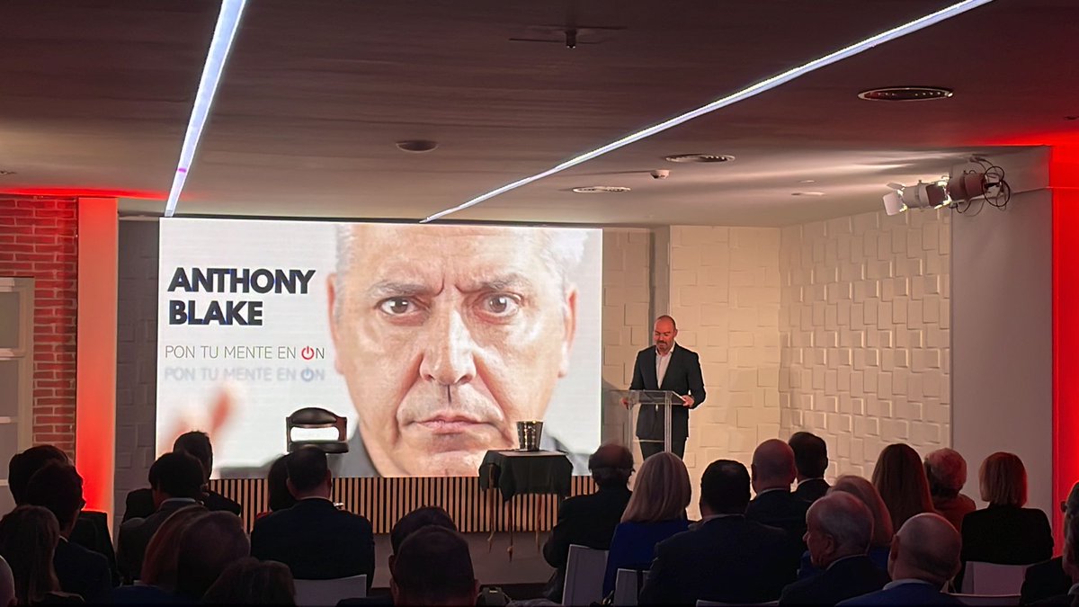 MPropietarios's tweet photo. Tras la intervención de Ricardo Gomar para presentar la nueva marca #onRed, entra en escena el famoso mentalista @blake_oficial ¡Comienza el espectáculo! #PontuMenteenOn https://t.co/L63wKeqlwb