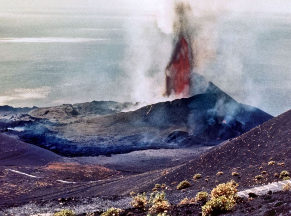 ElTimeLaPalma's tweet photo. 51 años de la erupción del Teneguía, la primera monitorizada en España #lapalma #erupción #volcanes #Teneguía #51aniversario https://t.co/gBcQNkwjit https://t.co/Y21An30k4V